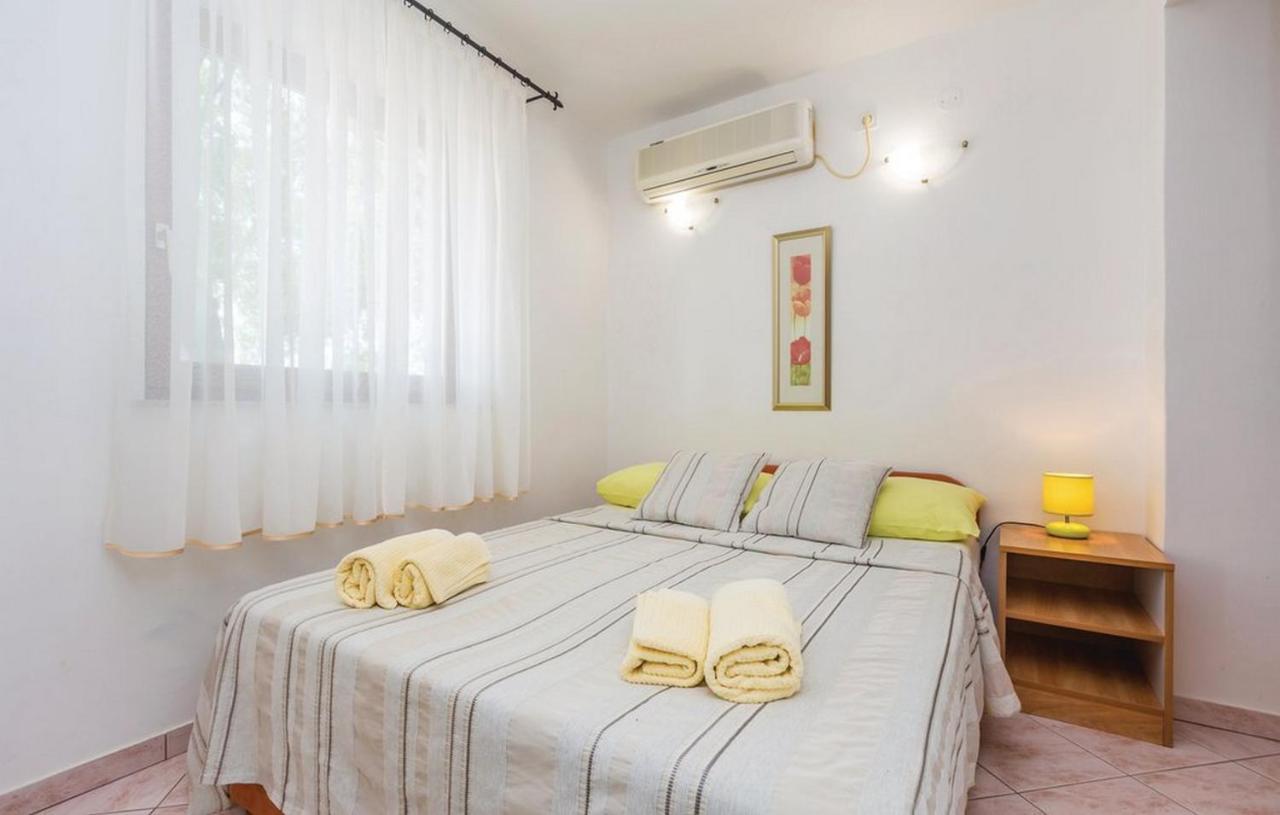 Apartments Paola Karlobag Bilik gambar