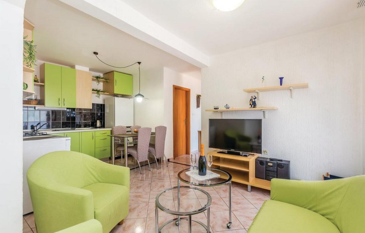 Apartments Paola Karlobag Bilik gambar