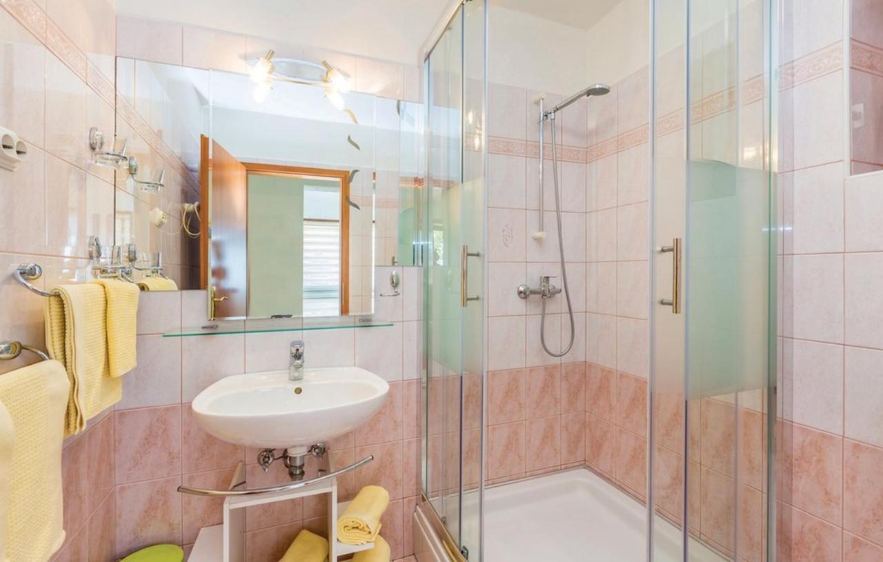 Apartments Paola Karlobag Bilik gambar